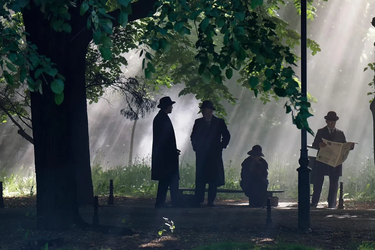 Photo showing men, woman, newspaper and nature.