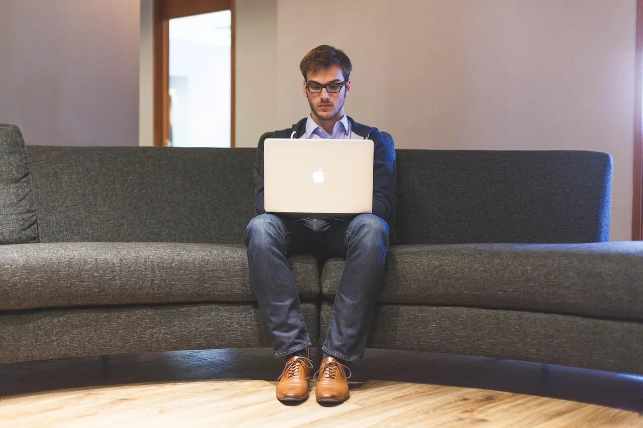 Photo showing man, laptop and businessman.