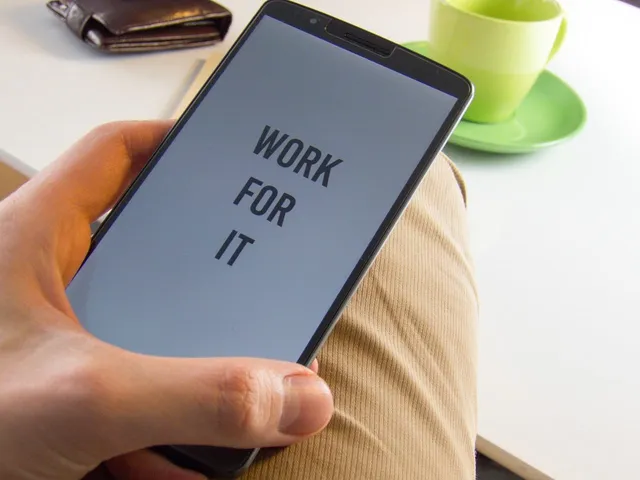 Photo showing motivation, telephone and message.